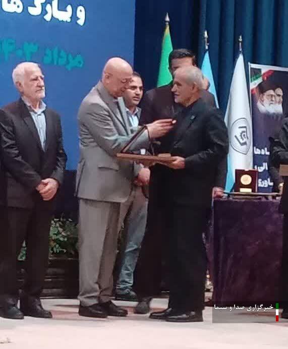 اهدای نشان سرو به رئیس دانشگاه تبریز