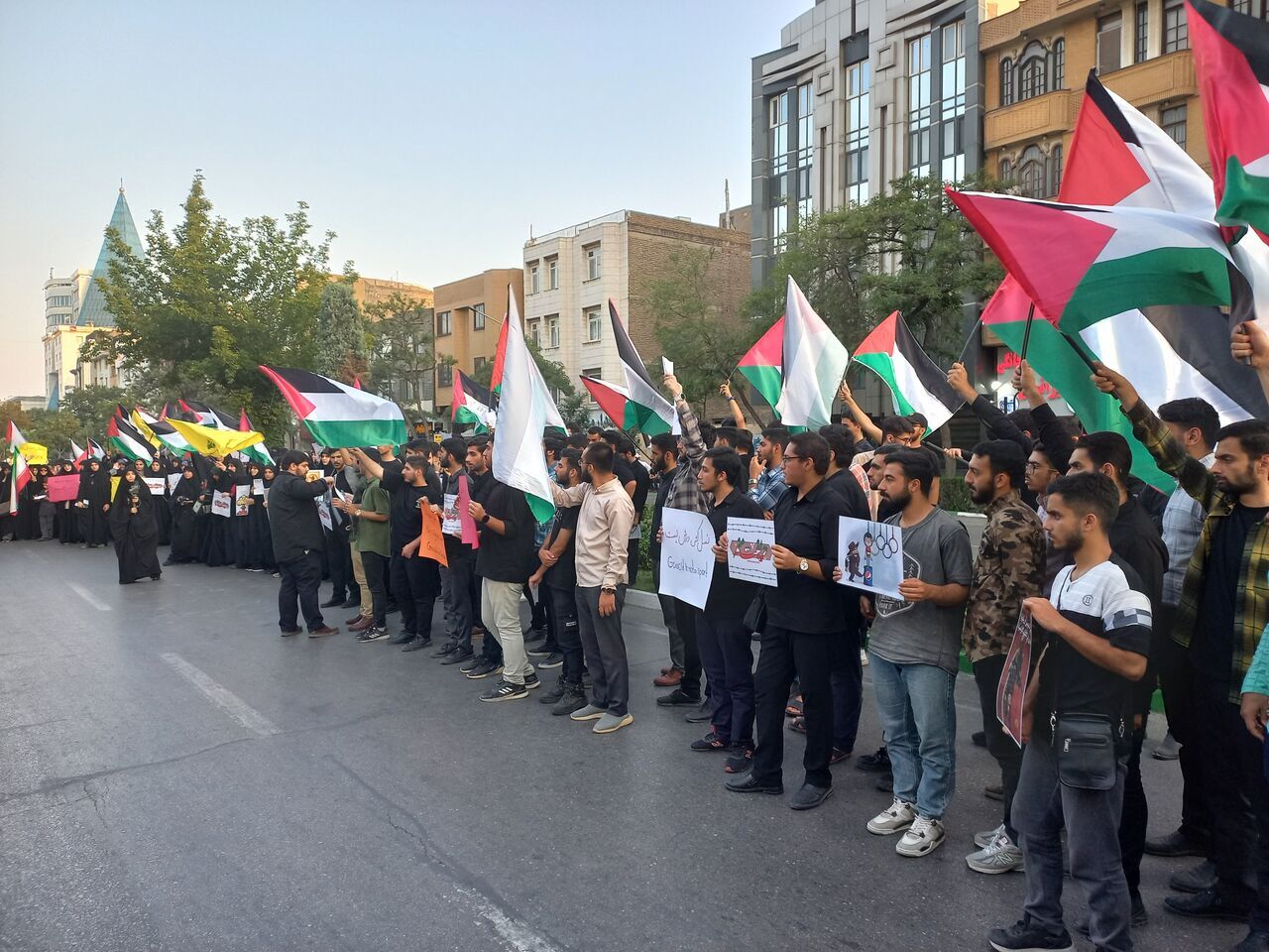 تجمع دانشجویان مشهدی مقابل دفتر سازمان ملل در مشهد
