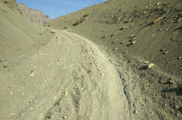 جاده‌ای در یگان که ۲۰ سال پس از افتتاح تکمیل نشد