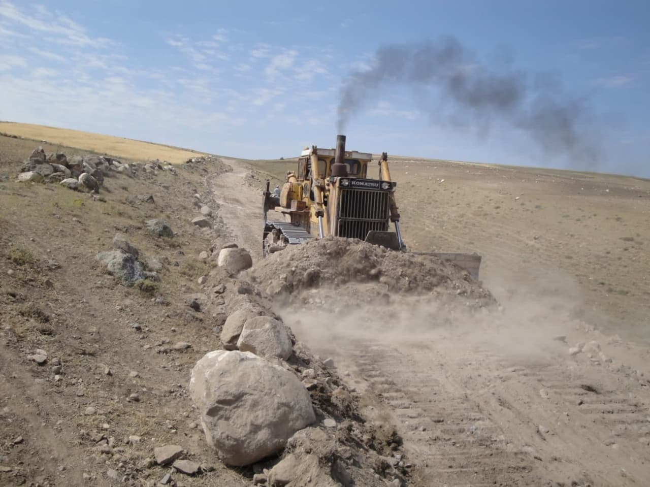 جهاد بهسازی جاده بین مزارع در شهرستان ورزقان