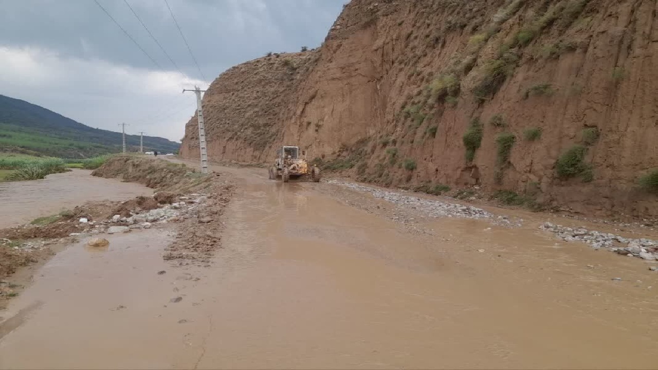 حل مشکل آبگرفتگی و پاکسازی جاده‌های درگیر سیلاب در شرق گلستان