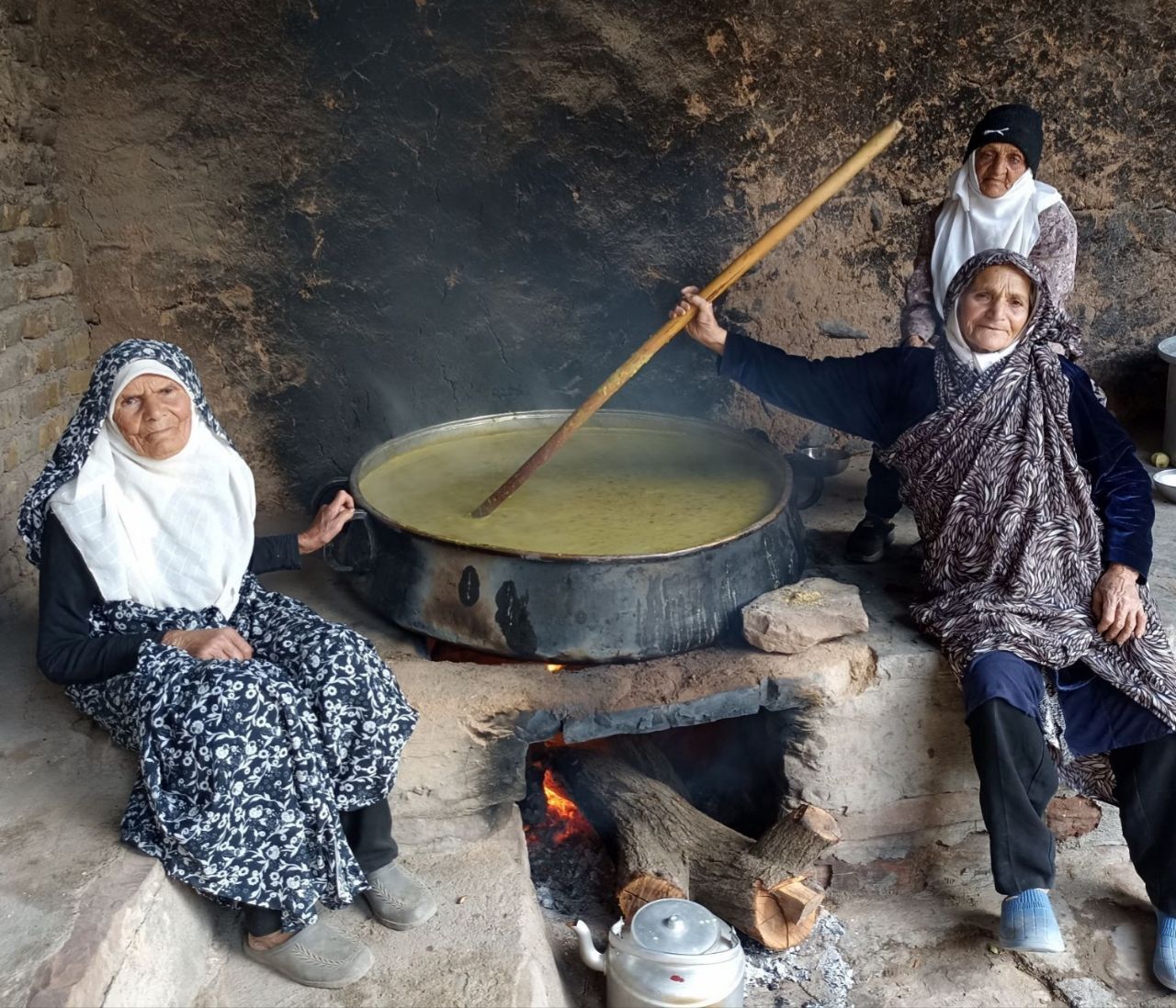 پخت 6 دیگ آش در بخش رخ تربت حیدریه به مناسبت شهادت سیدحسن نصرالله