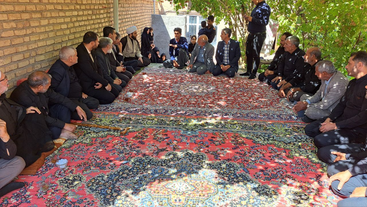 دیدار فرماندار کاشمر با خانواده یکی از جانباختگان حادثه معدن