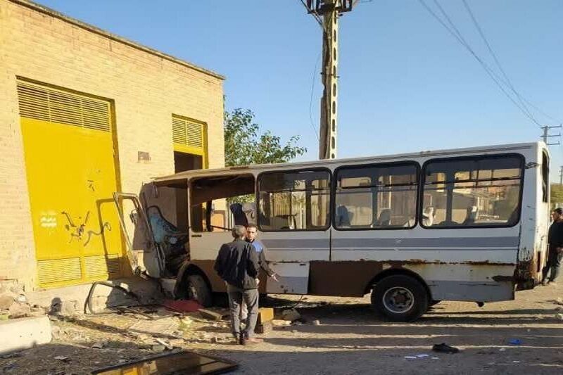 ۱۱ مصدوم در برخورد مینی بوس با دیوار در جاده تبریز _ آذرشهر