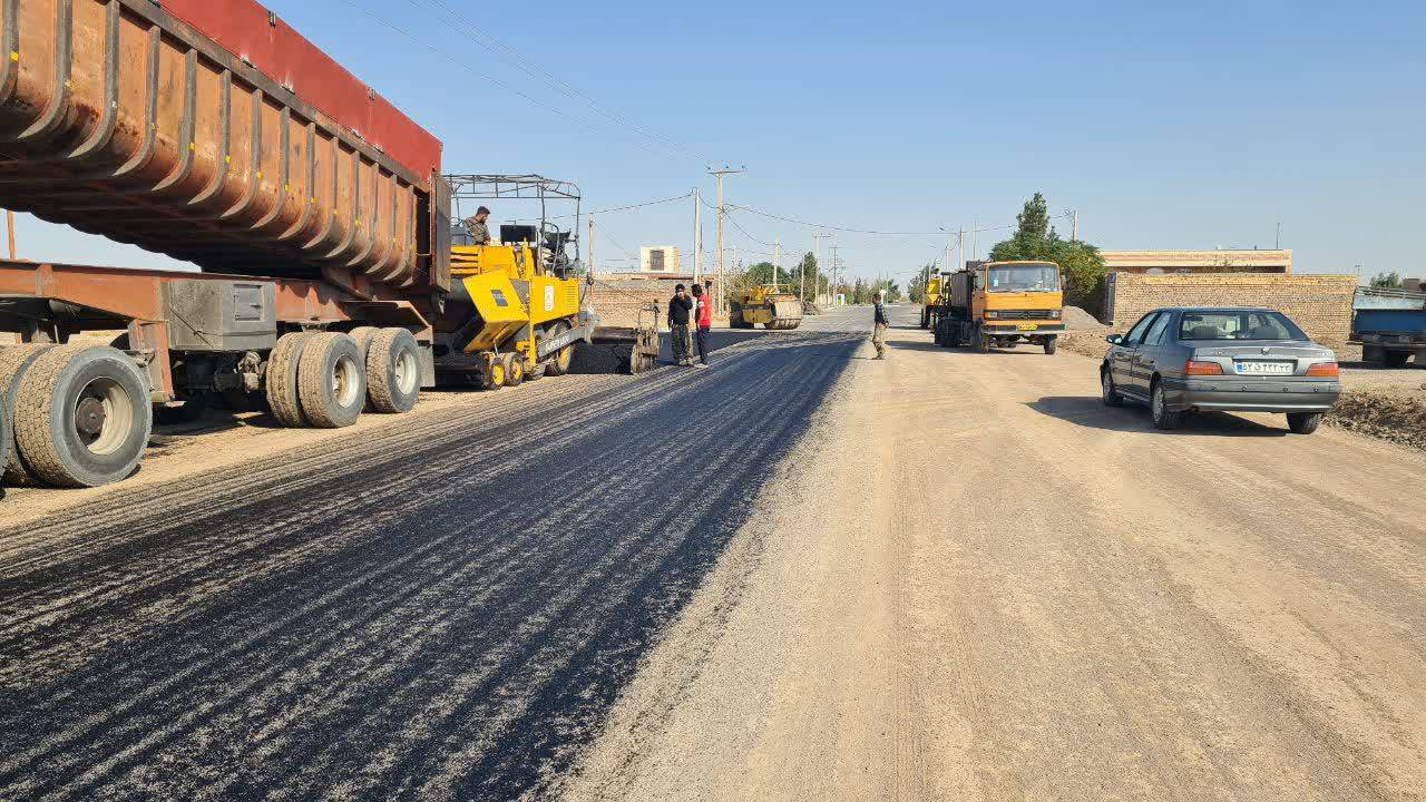 آغاز آسفالت بلوار ورودی روستای گلستان مهدی در زواره