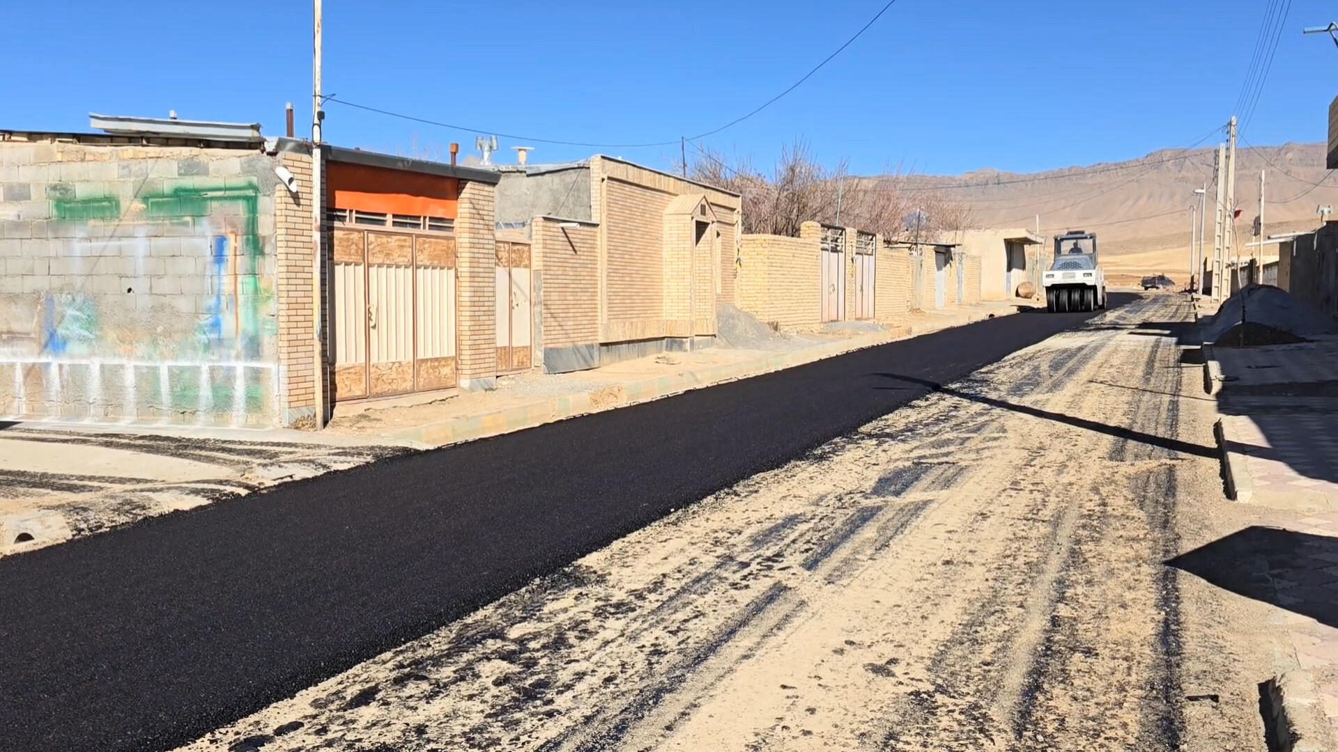 آسفالت معابر خاکی دو روستای بادجان و گنجه در بخش زنده رود فریدن