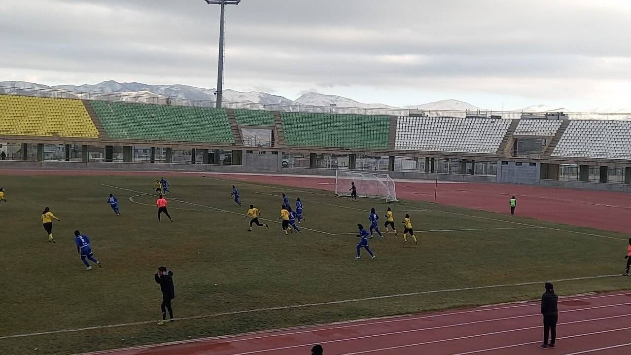 پیروزی بانوان سپاهان مقابل ایستای کردستان در سرمای زیر صفر