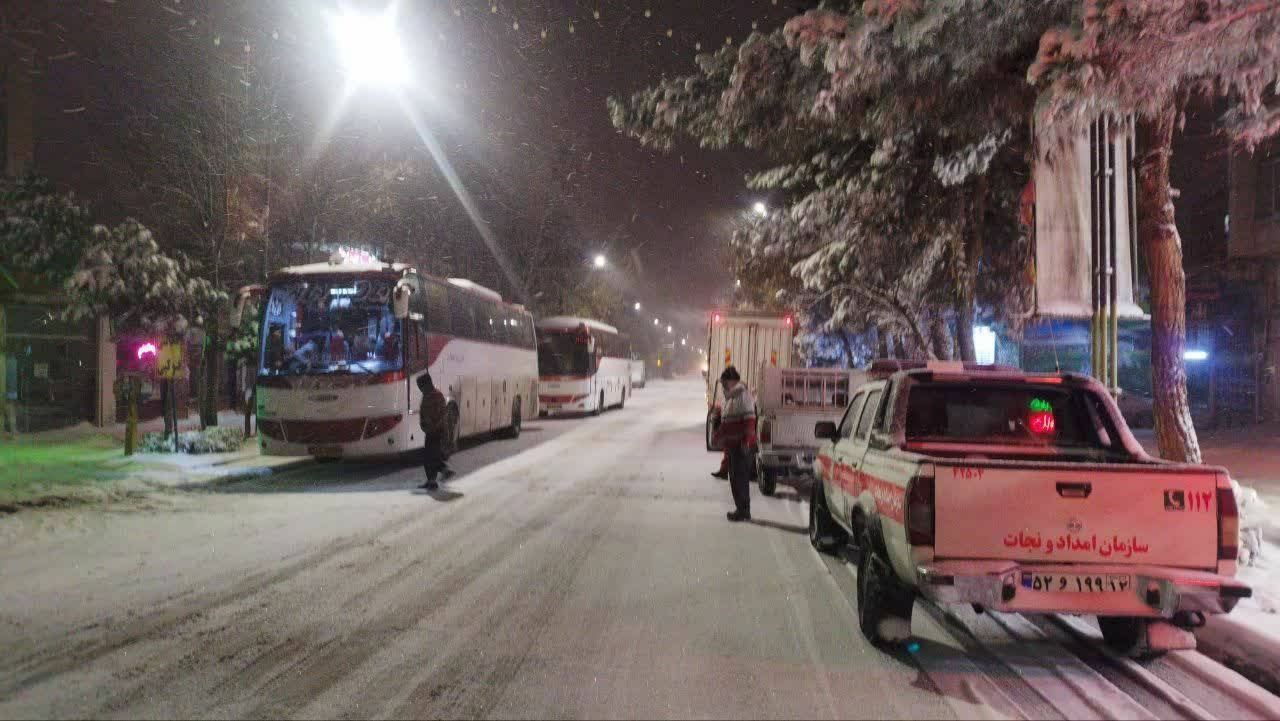 اسکان ۵۰ نفر از مسافران در راه مانده در شهرستان قوچان