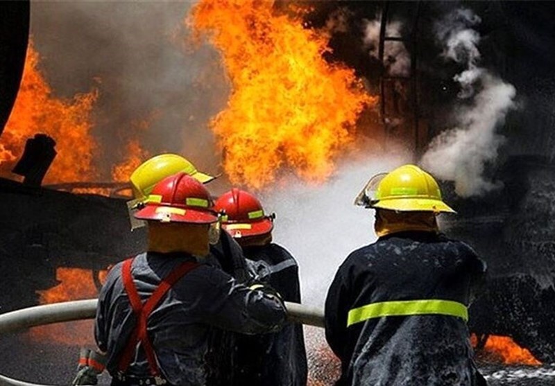 مهار آتشسوزی در کارگاه تولید پارچه در خمینی شهر مهار آتشسوزی در کارگاه تولید پارچه در خمینی شهر