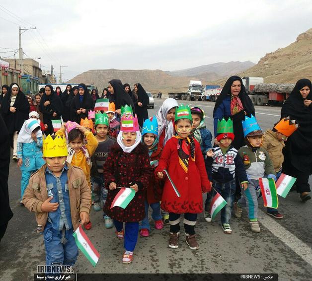 حضور کودکان مهد کودک شاپرک، دهستان افرینه بخش معمولان شهرستان پلدختر در راهپیمایی 22 بهمن 1395