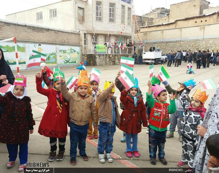 حضور کودکان مهد کودک شاپرک، دهستان افرینه بخش معمولان شهرستان پلدختر در راهپیمایی 22 بهمن 1395