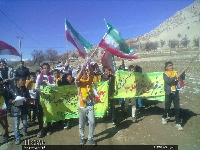 حضور دانش آموزان مدرسه ولی عصر روستای مرگسر از توابع الیگودرز در راهپیمایی 22 بهمن 1395