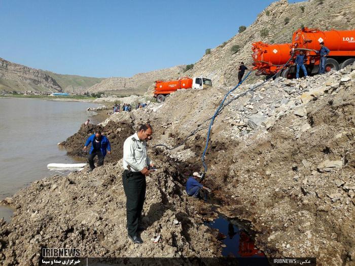 تلاش عوامل شرکت نفت و محیط زیست پلدختر برای خارج کردن مواد نفتی از رودخانه کشکان در پی شکست خط انتقال نفت خام در منطقه مورانی