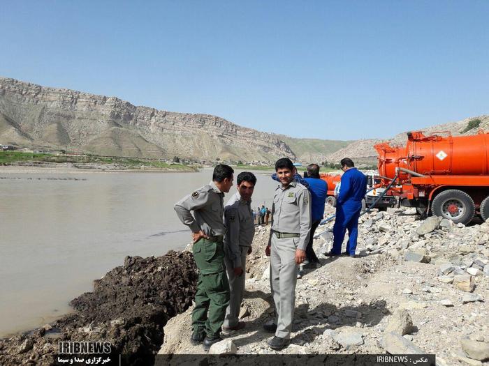 تلاش عوامل شرکت نفت و محیط زیست پلدختر برای خارج کردن مواد نفتی از رودخانه کشکان در پی شکست خط انتقال نفت خام در منطقه مورانی