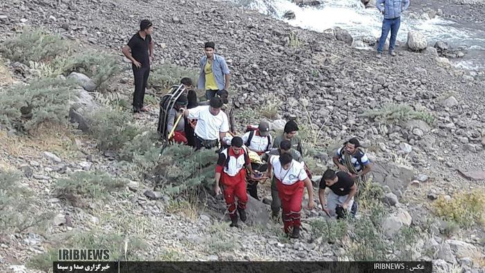 
عملیات امداد ونجات تیمهای واکنش سریع وشهرستان ازنا در حادثه ریزش تونل برفی ازنای لرستان