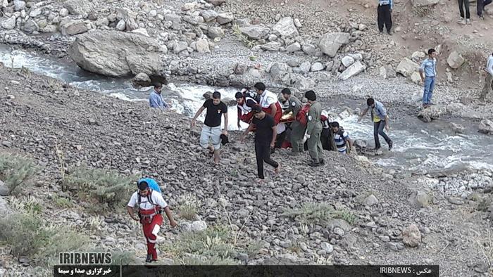 
عملیات امداد ونجات تیمهای واکنش سریع وشهرستان ازنا در حادثه ریزش تونل برفی ازنای لرستان