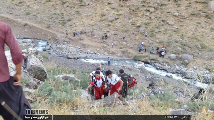 
عملیات امداد ونجات تیمهای واکنش سریع وشهرستان ازنا در حادثه ریزش تونل برفی ازنای لرستان