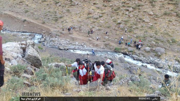 
عملیات امداد ونجات تیمهای واکنش سریع وشهرستان ازنا در حادثه ریزش تونل برفی ازنای لرستان