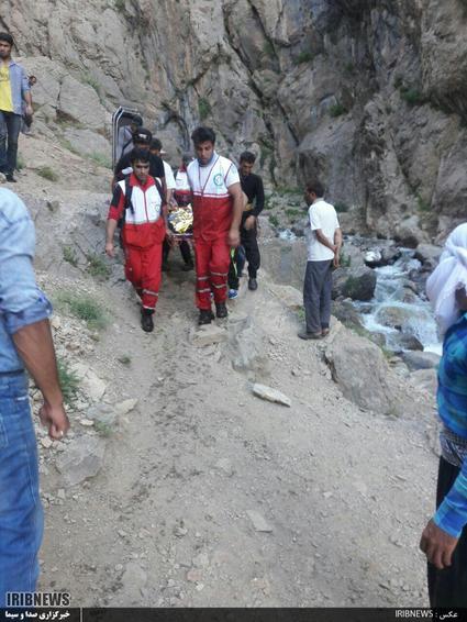 
عملیات امداد ونجات تیمهای واکنش سریع وشهرستان ازنا در حادثه ریزش تونل برفی ازنای لرستان