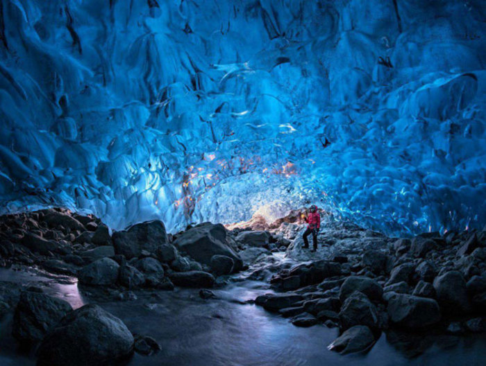 غار یخی در زیر یخچال طبیعی - ایسلند