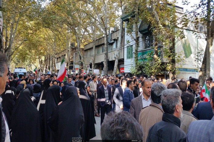 راهپیمایی مردم خرم آباد علیه آشوبگران

عکس: مهدیه فکوری