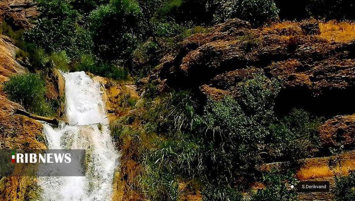 آبشار چم چیت (آبشار آب گرمه )

عکس: سعیده دریکوند