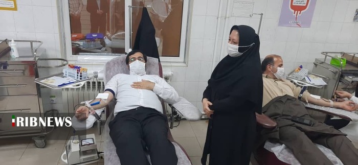 اهدای خون استاندار و جمعی از کارکنان صدا وسیمای مرکز اردبیل بمناسبت هفته انتفال خون