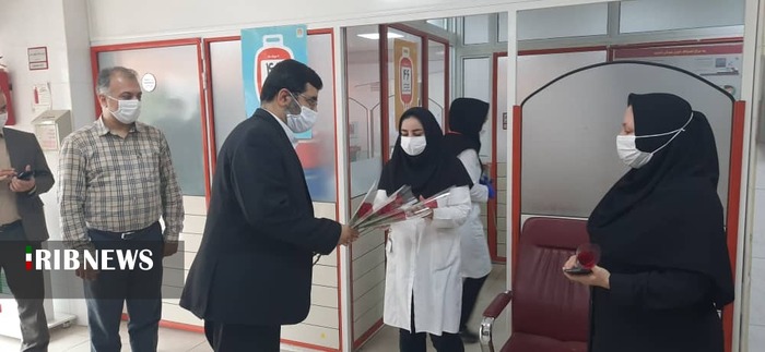 اهدای خون استاندار و جمعی از کارکنان صدا وسیمای مرکز اردبیل بمناسبت هفته انتفال خون