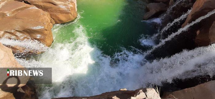 آبشار آفرینه در لرستان دوستی میان صخره و رود

عکس: حسین میرزایی