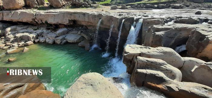 آبشار آفرینه در لرستان دوستی میان صخره و رود

عکس: حسین میرزایی