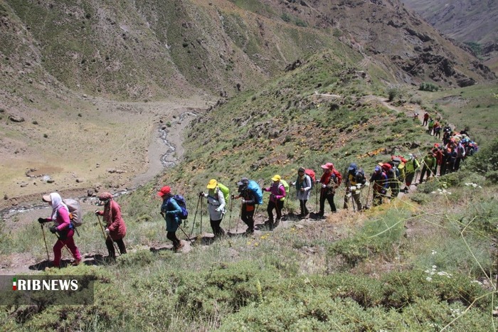 صعود جمعی از کوهنوردان آبیکی به قله شاه البرز