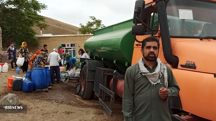 قهرمانی ـ راننده تانکر سپاه برای آبرسانی به روستاهای آبش احمد